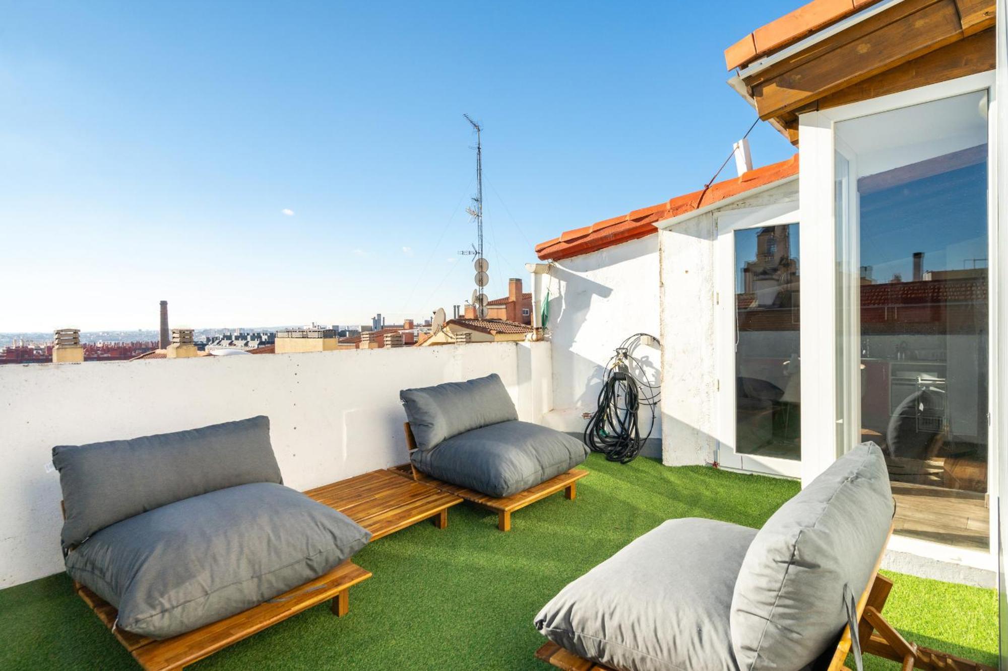 Apartamento Atico Con Terraza En Lavapies Alquiler Temporal Madrid Exterior foto