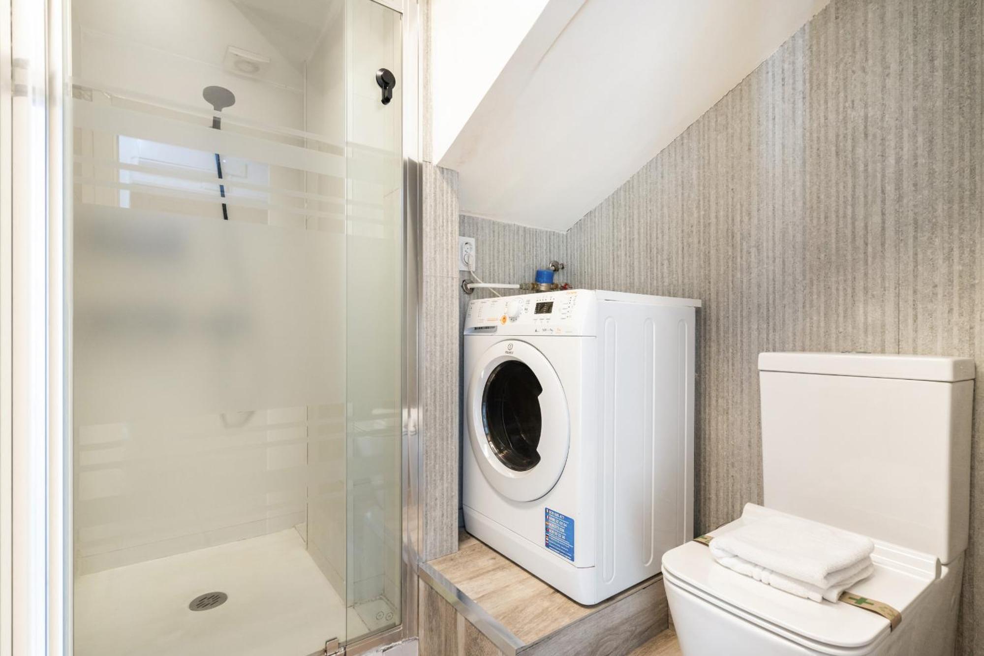 Apartamento Atico Con Terraza En Lavapies Alquiler Temporal Madrid Exterior foto