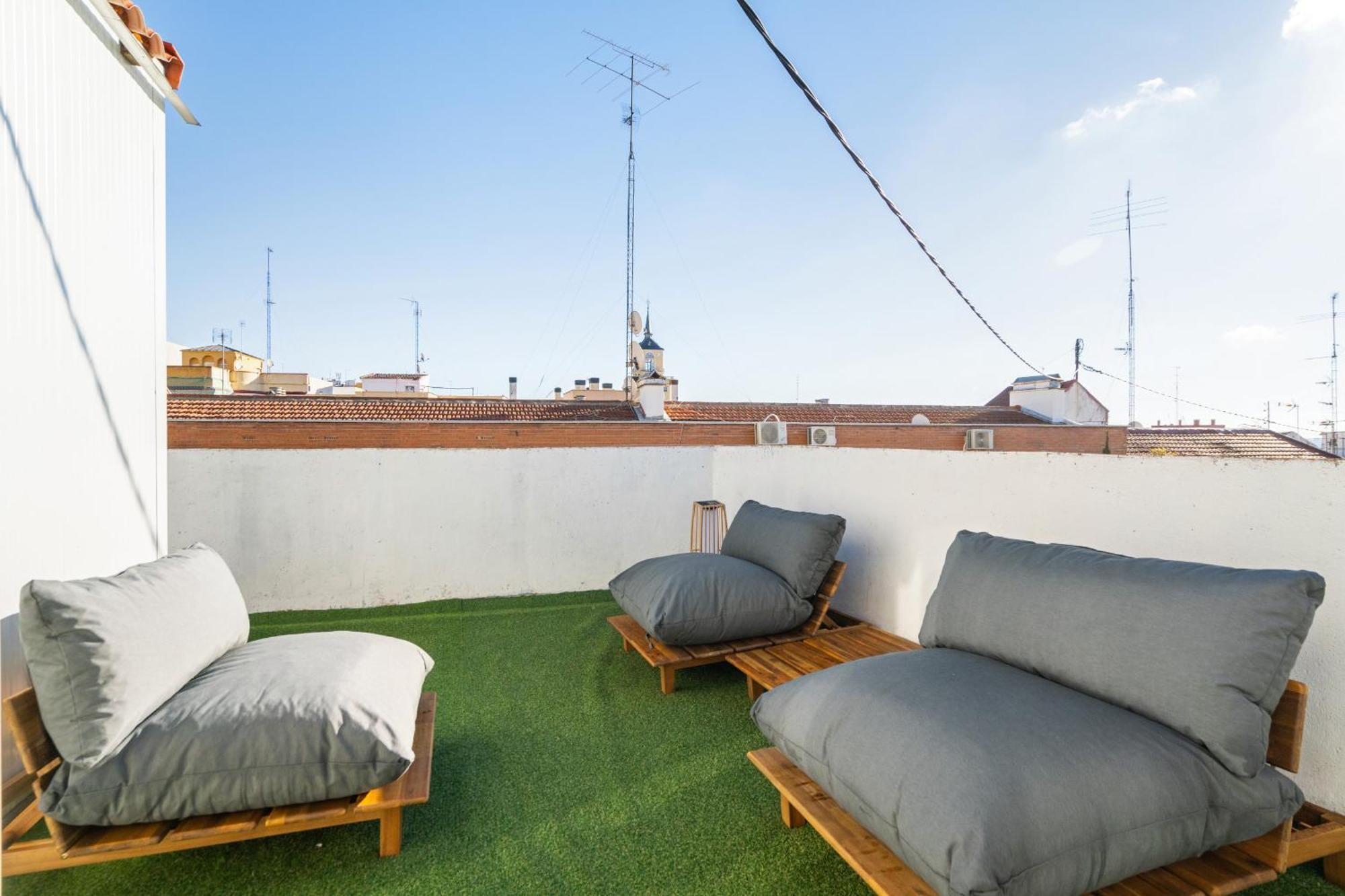 Apartamento Atico Con Terraza En Lavapies Alquiler Temporal Madrid Exterior foto